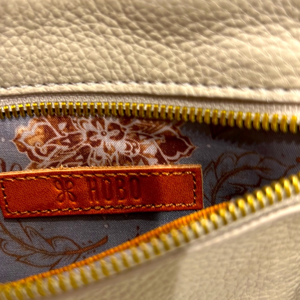 Elegant Cream Leather Crossbody Bag - Picture 7 of 8